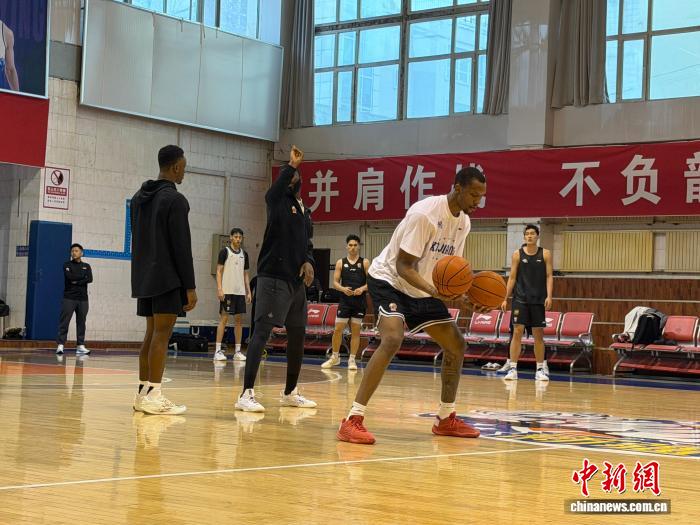新疆男篮加速备战CBA新赛季 新援与青年军共筑团