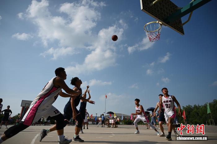 盛夏的微风掠过科尔沁草原，带来一抹清凉，水