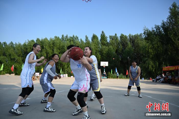 盛夏的微风掠过科尔沁草原，带来一抹清凉，水