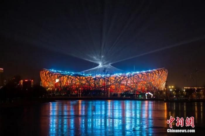 北京，夜色中的国家体育场“鸟巢”点亮绚丽灯光。中新社记者 易海菲 摄