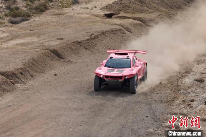 贺兰山汽车摩托车越野赛收官 极限狂飙点燃国庆