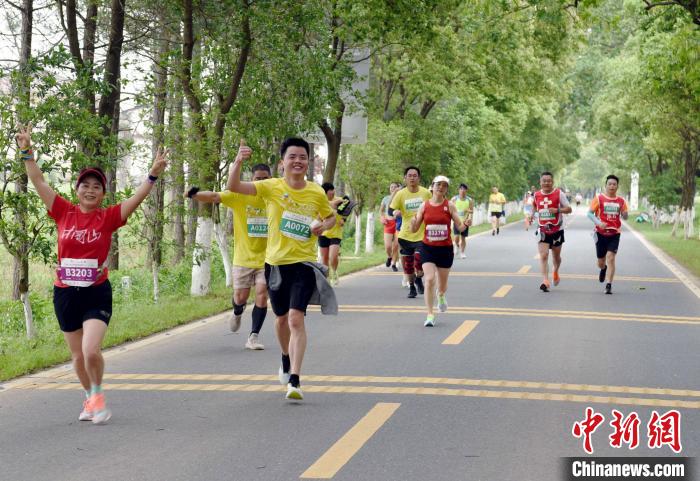 鄱阳湖畔永修半程马拉松开赛：4500余名选手在候