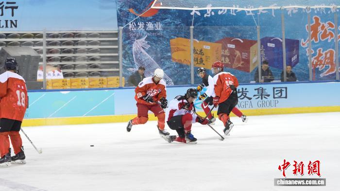 雾凇故里再掀冰球热 2026吉林市“冰超”联赛启幕