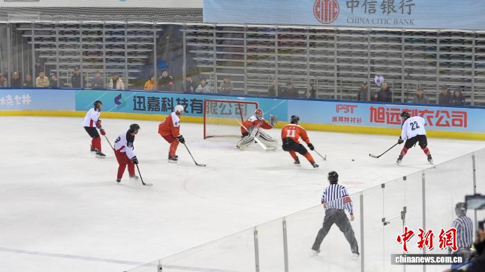 雾凇故里再掀冰球热 2026吉林市“冰超”联赛启幕